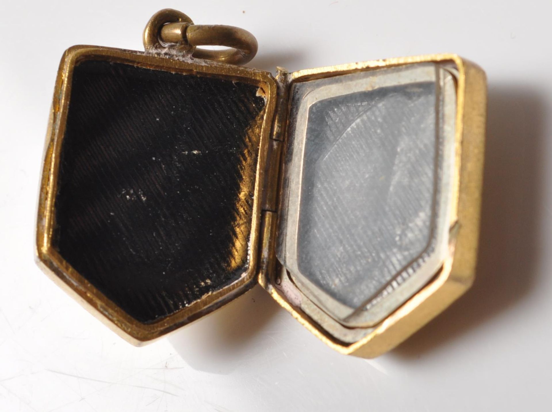 VICTOTRIAN YELLOW METAL BUCKLE LOCKET - Image 5 of 7