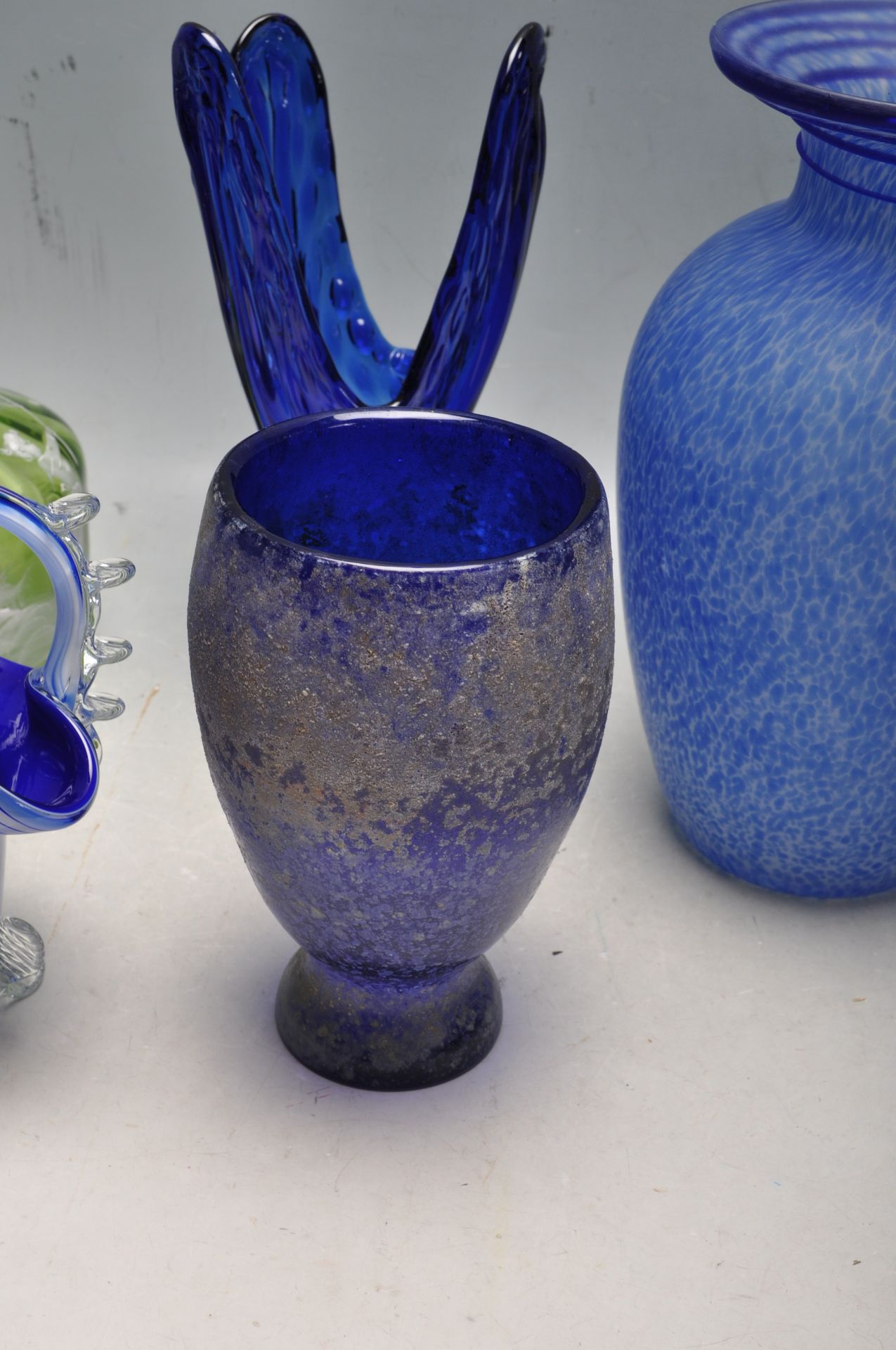 19TH CENTURY VICTORIAN AND 20TH CENTURY HAND-BLOWN COLOURED GLASS VASES - Image 5 of 9