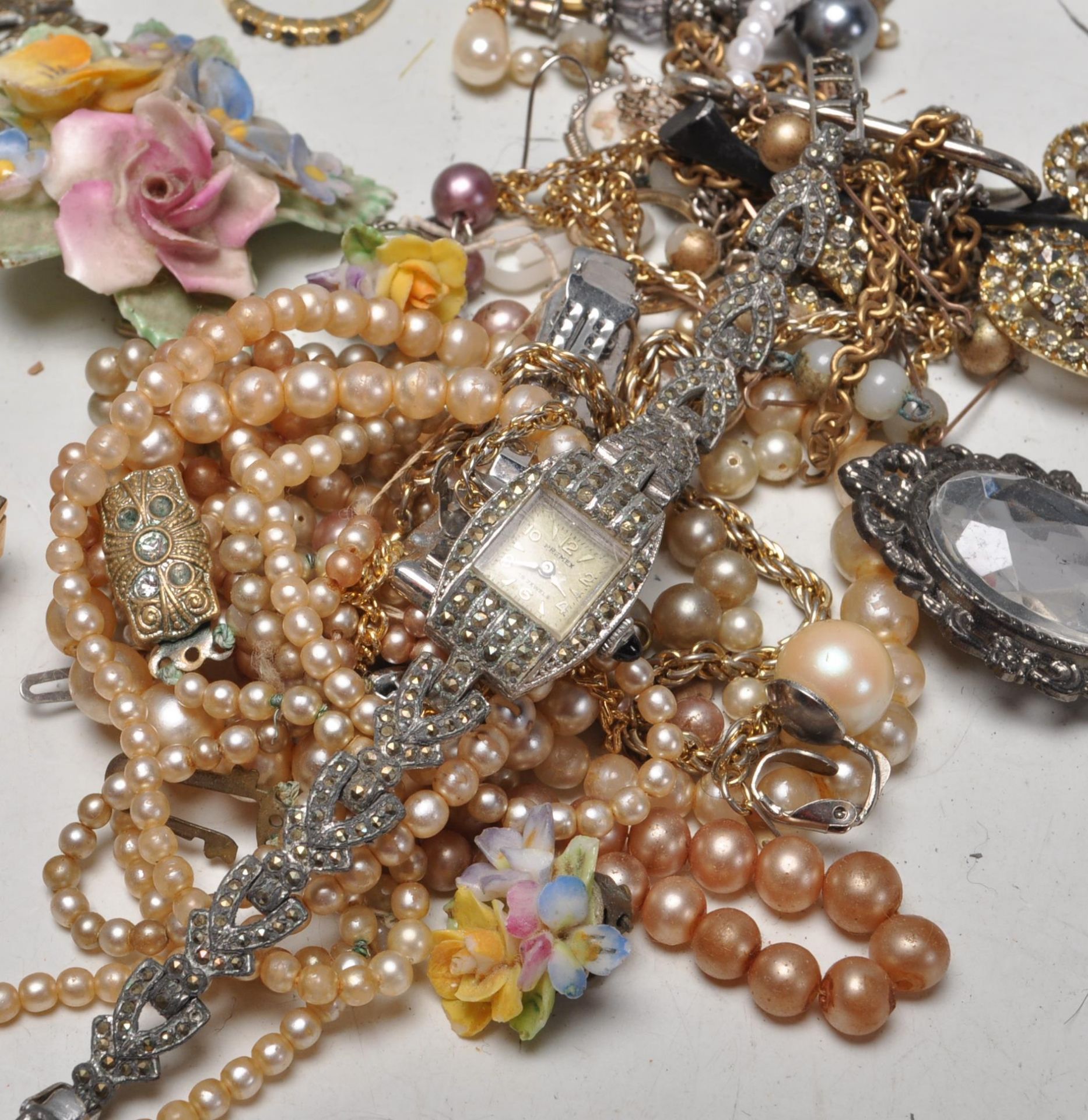 LARGE QUANTITY OF LATE 20TH CENTURY COSTUME JEWELLERY - Bild 8 aus 13