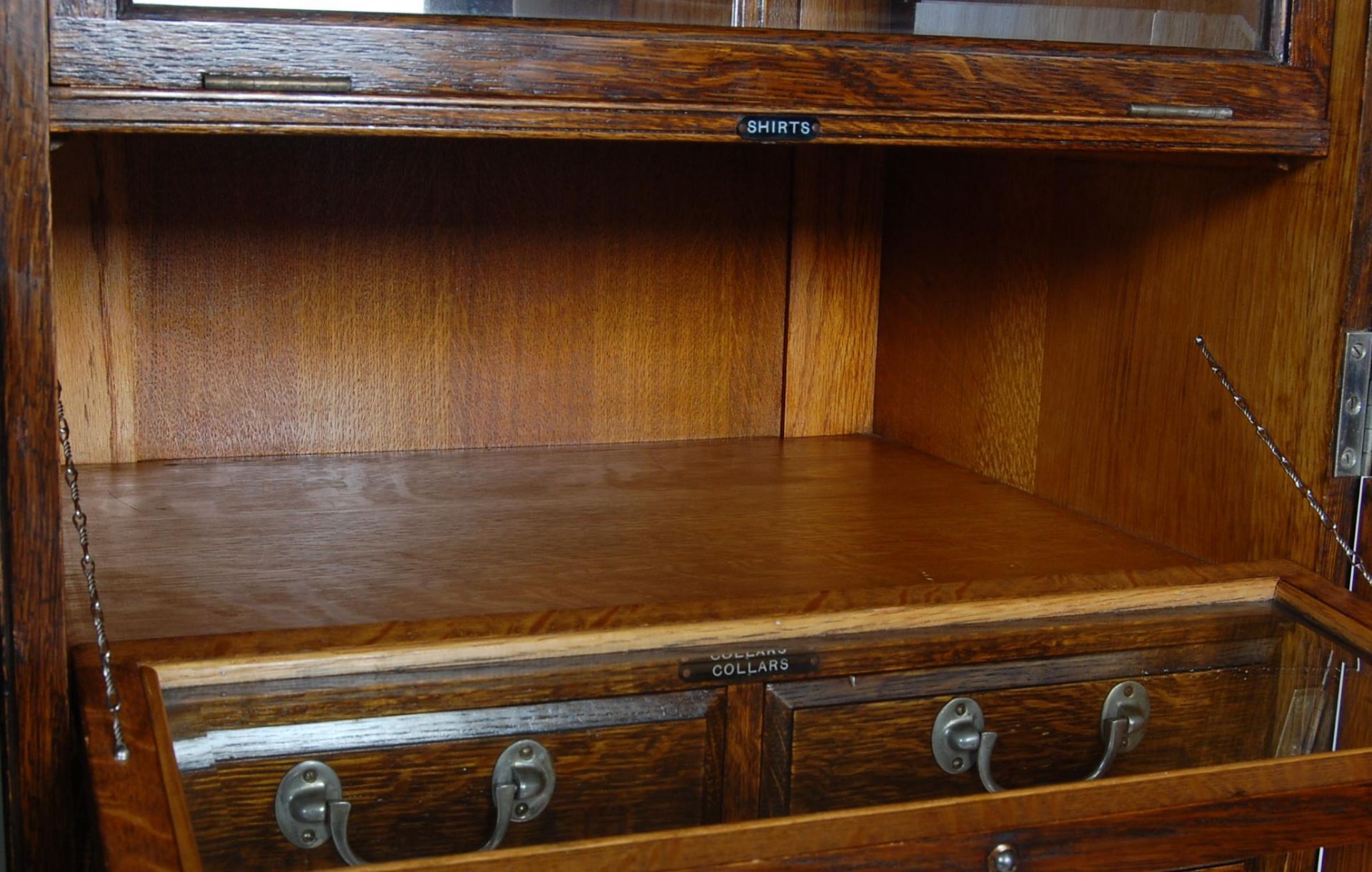 EARLY 20TH CENTURY DARK OAK FITTED DOUBLE WARDROBE - Bild 19 aus 22