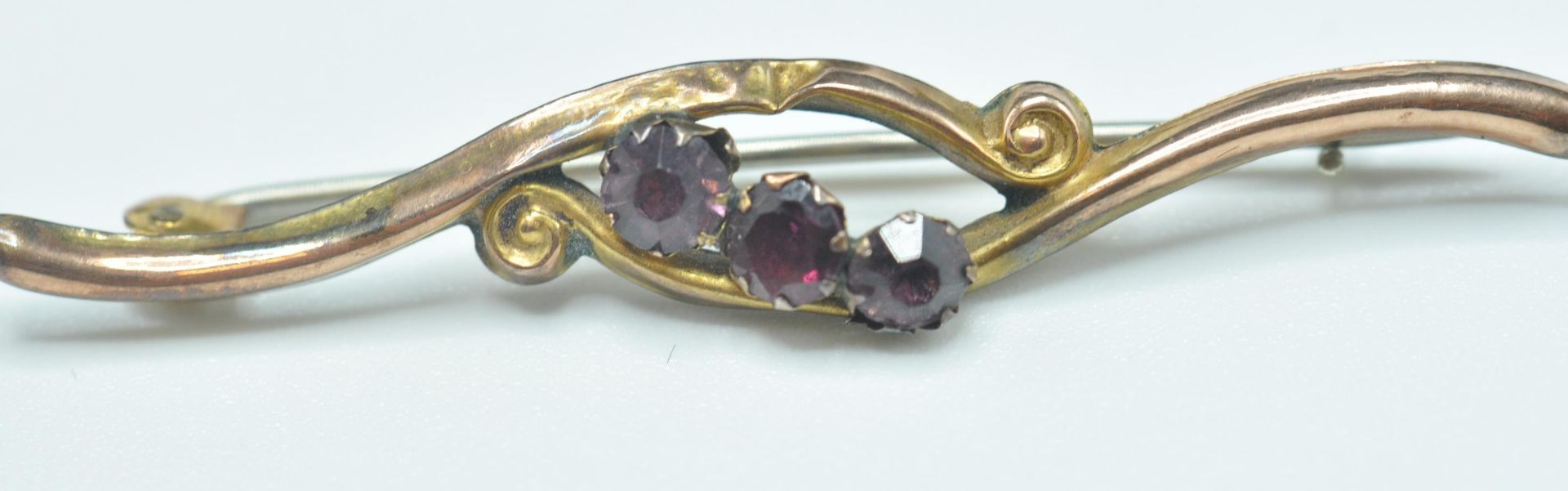 9CT GOLD AND BLUE STONE RING AND 9CT GOLD PURPLE STONE BROOCH - Bild 2 aus 8