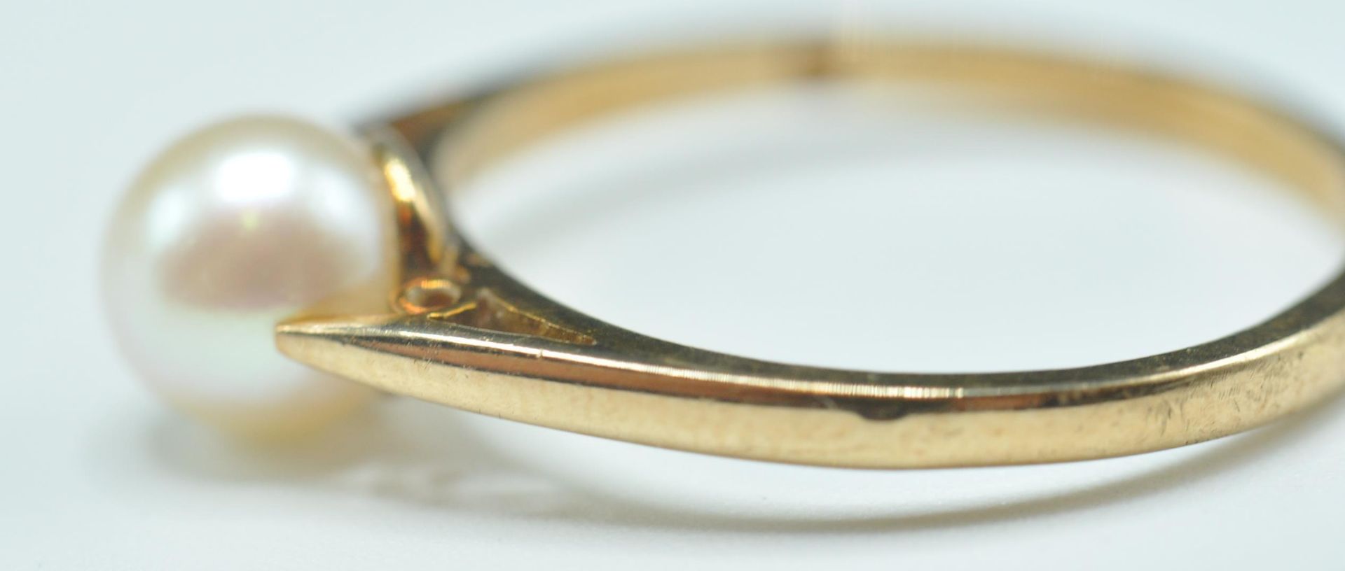 9CT GOLD AND SINGLE PEARL HALLMARKED RING - Image 3 of 6