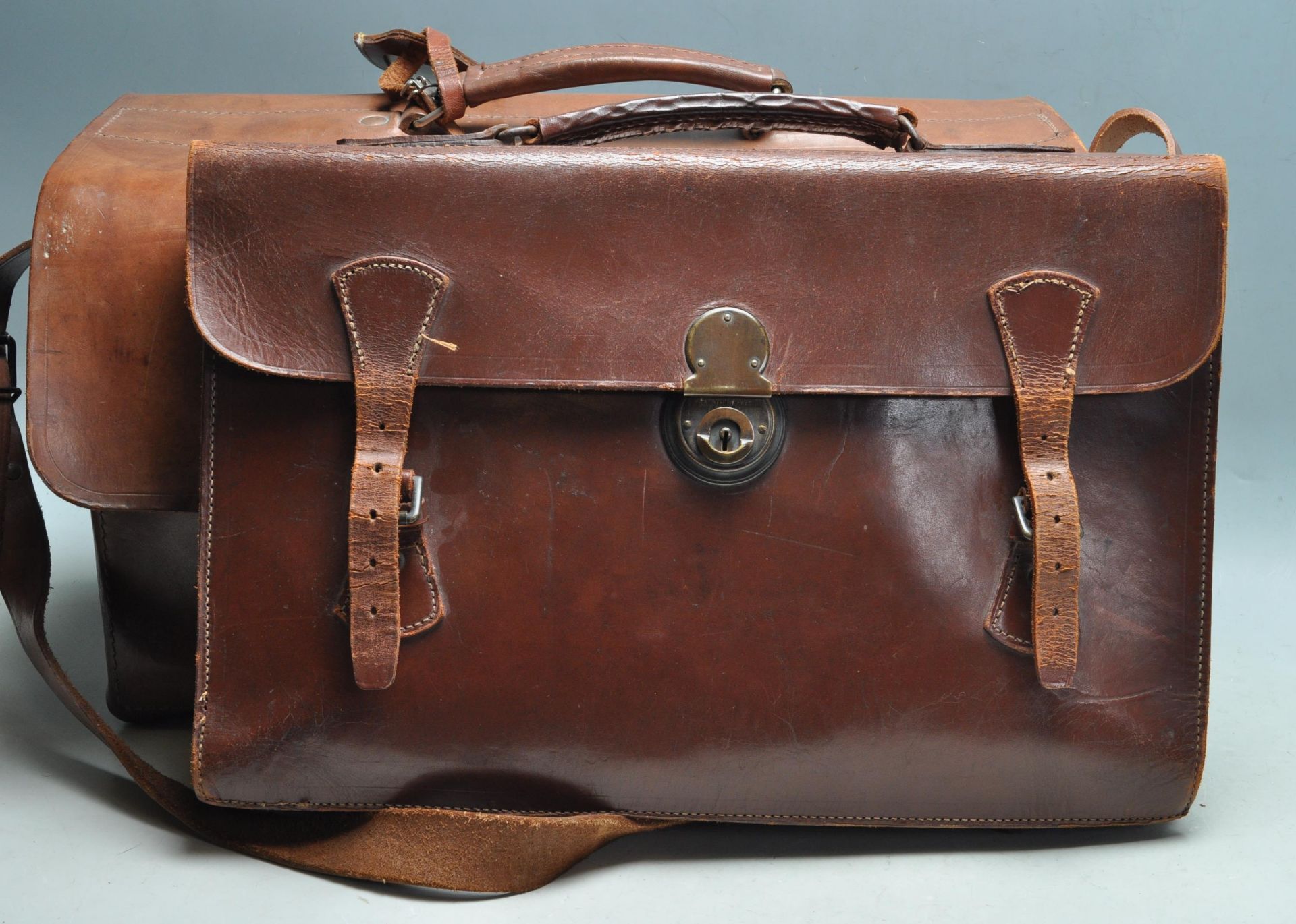 TWO MID CENTURY BROWN LEATHER BAGS - Bild 2 aus 9