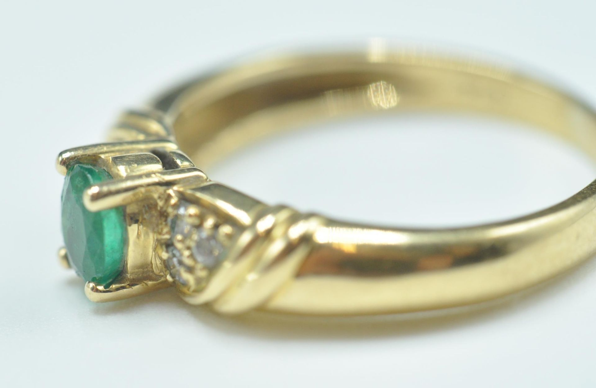 18CT GOLD EMERALD & DIAMOND RING - Image 3 of 6