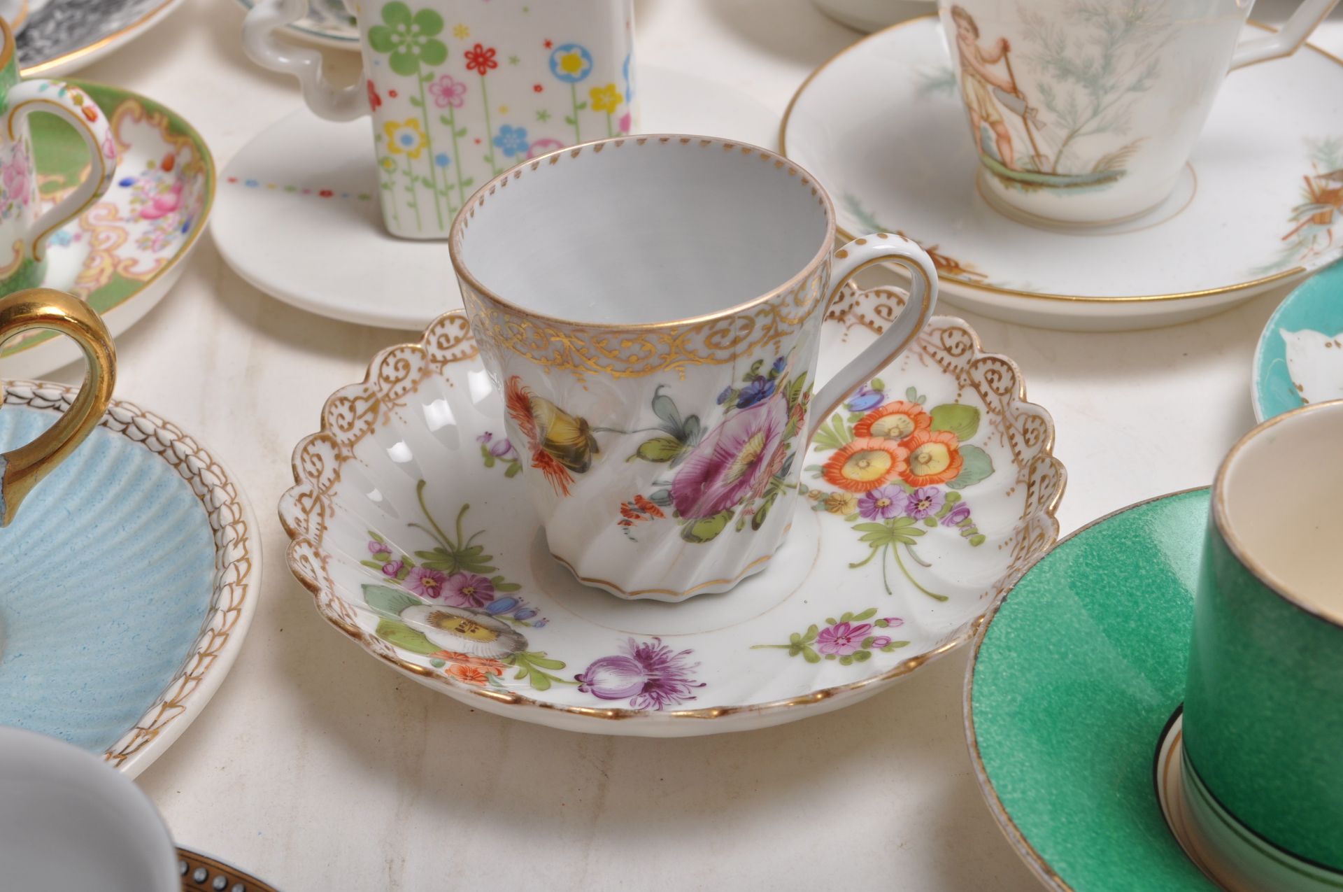 LARGE QUANTITY OF CERAMIC AND PORCELAIN CABINET CUPS AND SAUCERS - Bild 24 aus 41