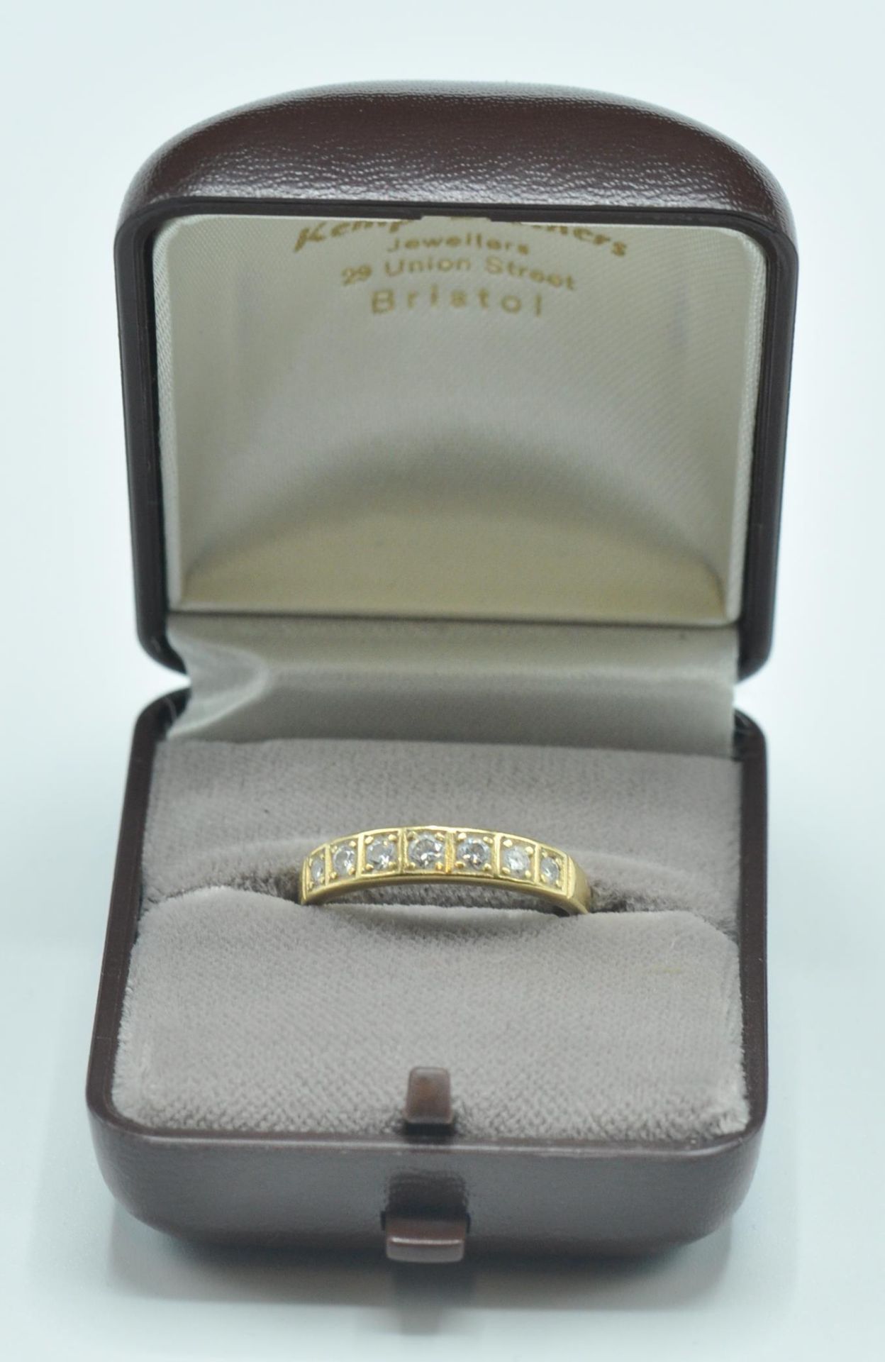 18CT GOLD & DIAMOND HALLMARKED SEVEN STONE RING - Bild 9 aus 9