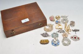 GROUP OF VINTAGE COSTUME JEWELLERY BROOCHES