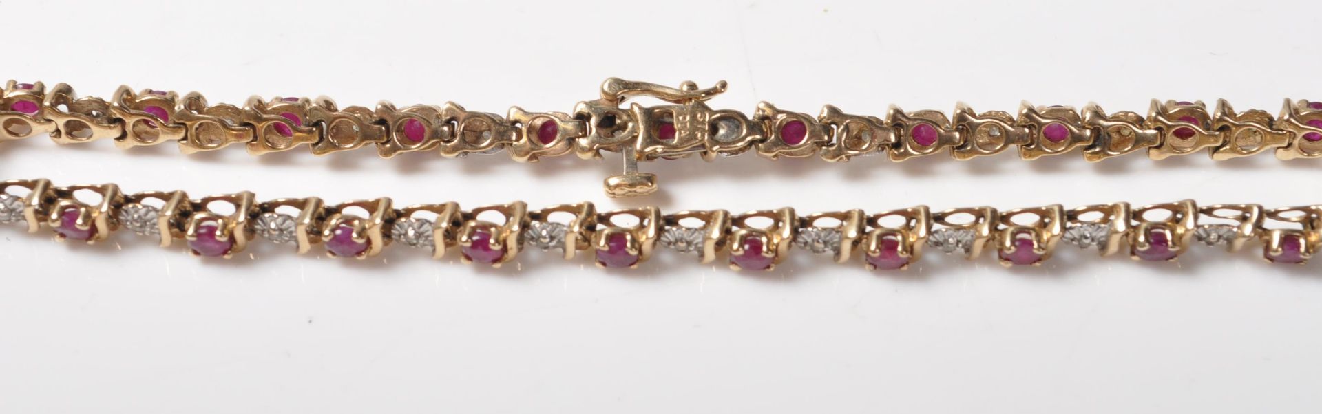 9CT GOLD RED STONE AND DIAMOND LINE BRACELET - Image 4 of 5