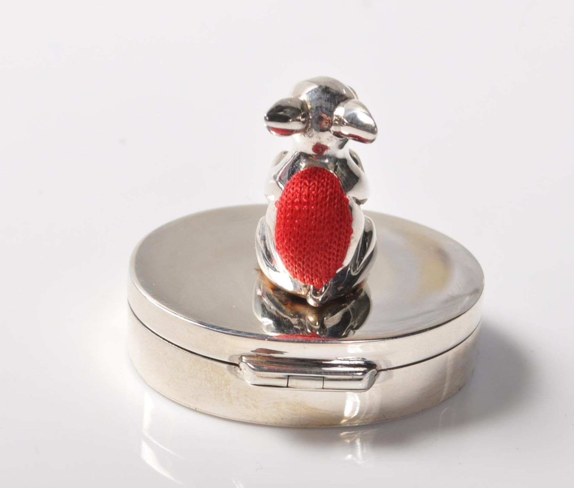 STAMPED .925 SILVER PILL BOX WITH RABBIT PIN CUSHION ADORNMENT - Bild 3 aus 5