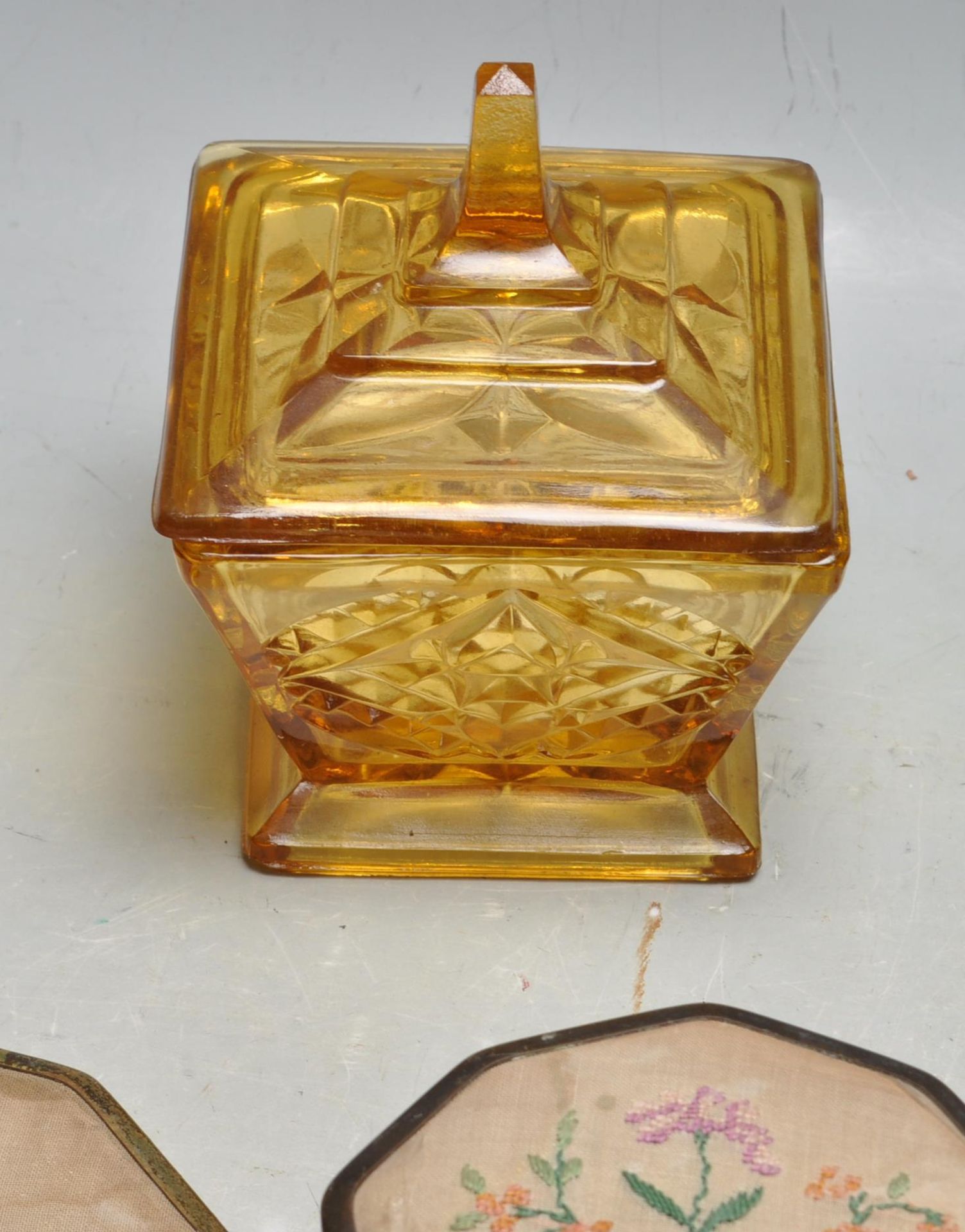 EARLY 20TH CENTURY ART DECO 1930S AMBER GLASS VANITY SET - Bild 3 aus 9