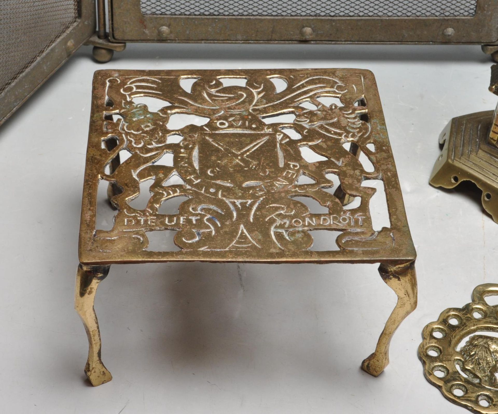 GROUP OF EARLY 20TH CENTURY BRASS WARE - FIRE GUARD, TRIVET - Bild 3 aus 8