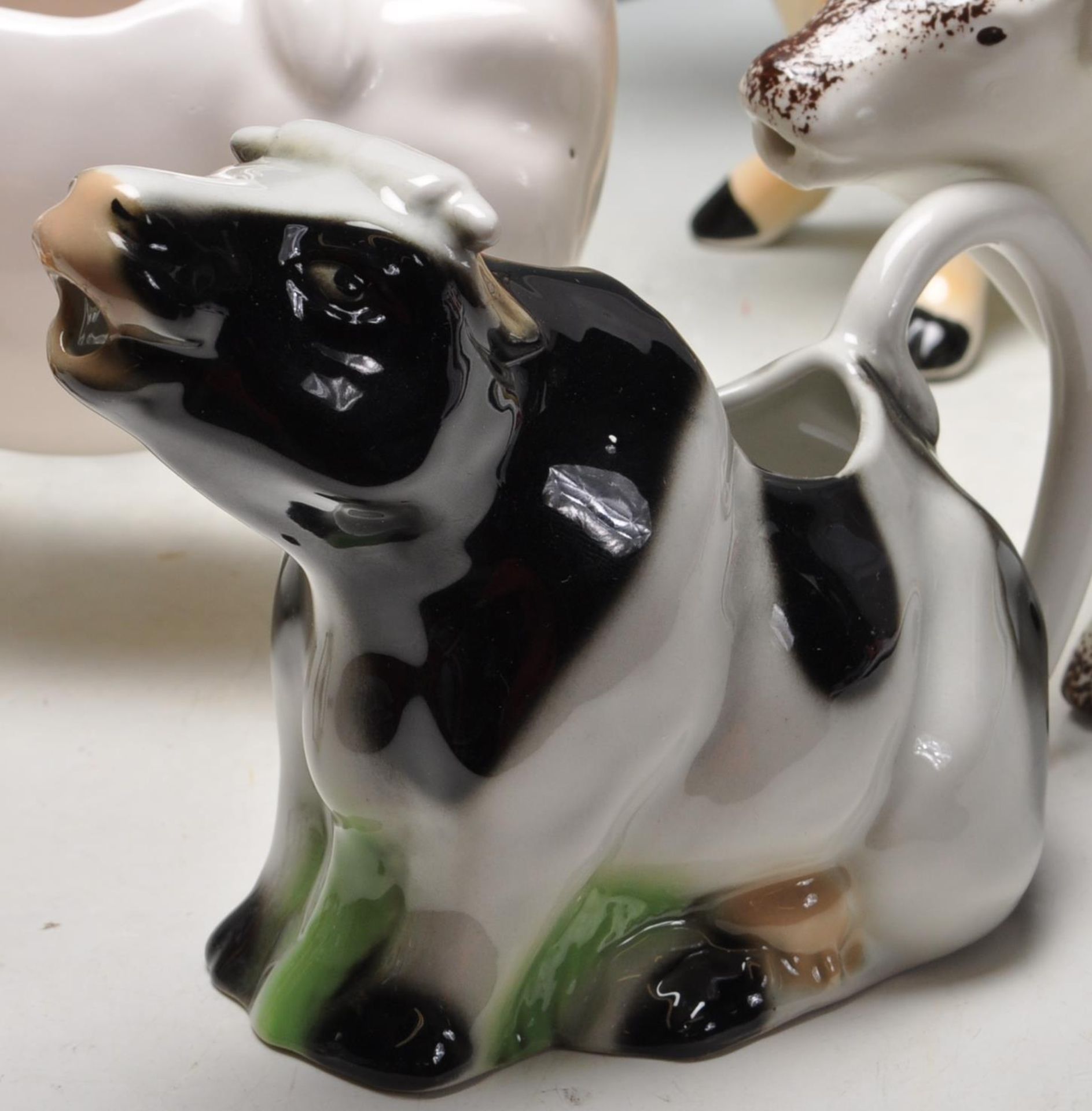 LARGE QUANTITY OF VINTAGE RETRO CERAMIC CREAMER JUGS IN A FORM OF COWS - Bild 9 aus 14