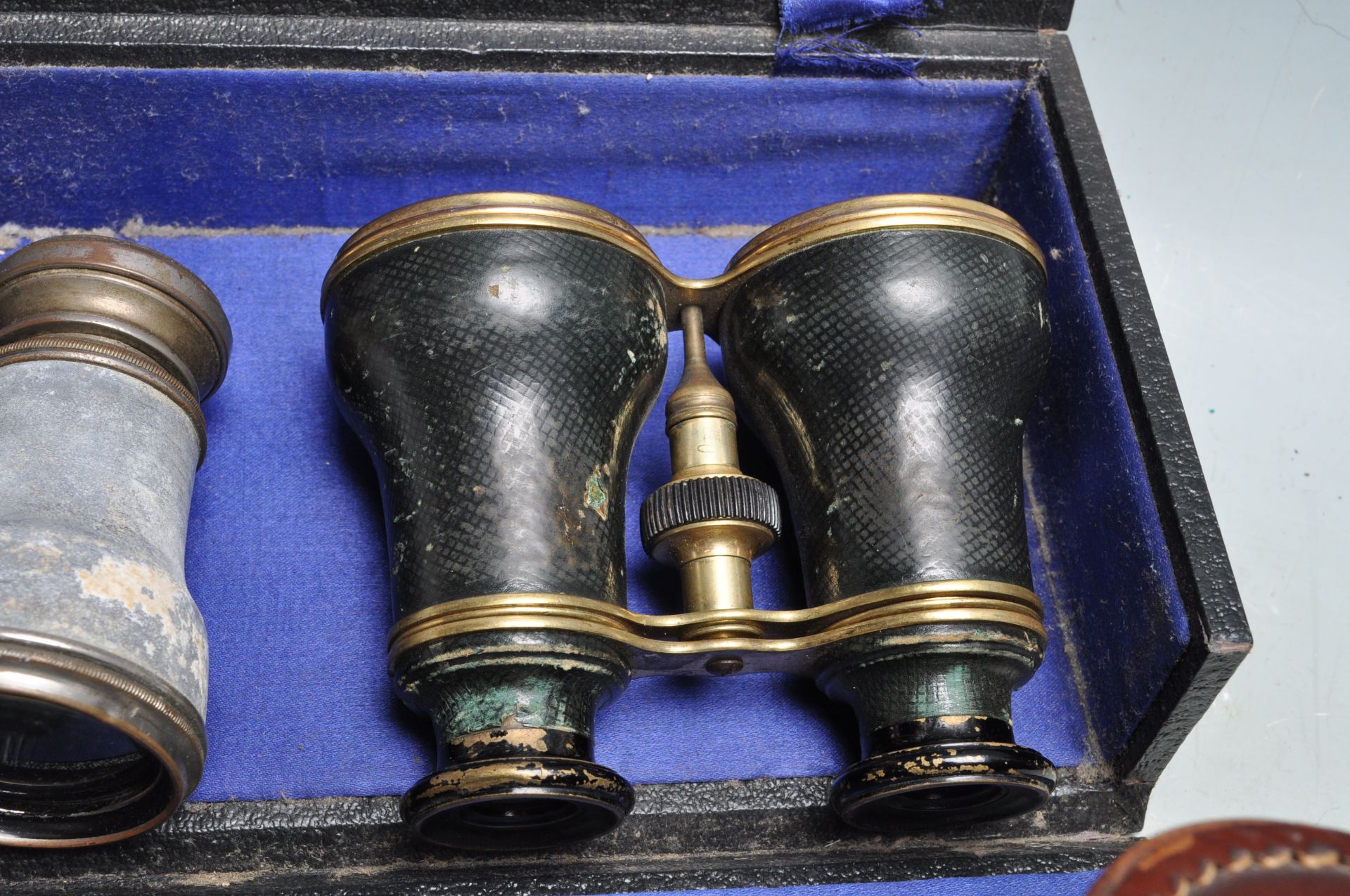 GROUP OF FOUR 19TH AND 20TH CENTURY BINOCULARS - Bild 3 aus 10