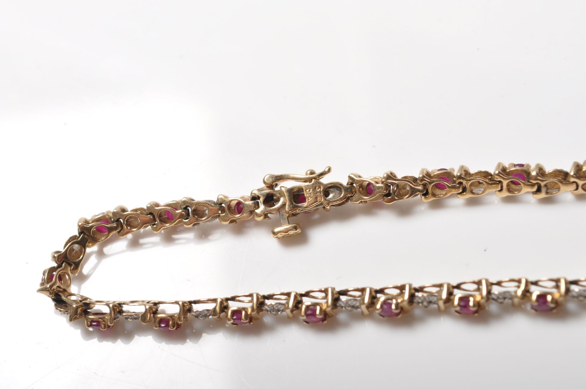 9CT GOLD RED STONE AND DIAMOND LINE BRACELET - Bild 5 aus 5