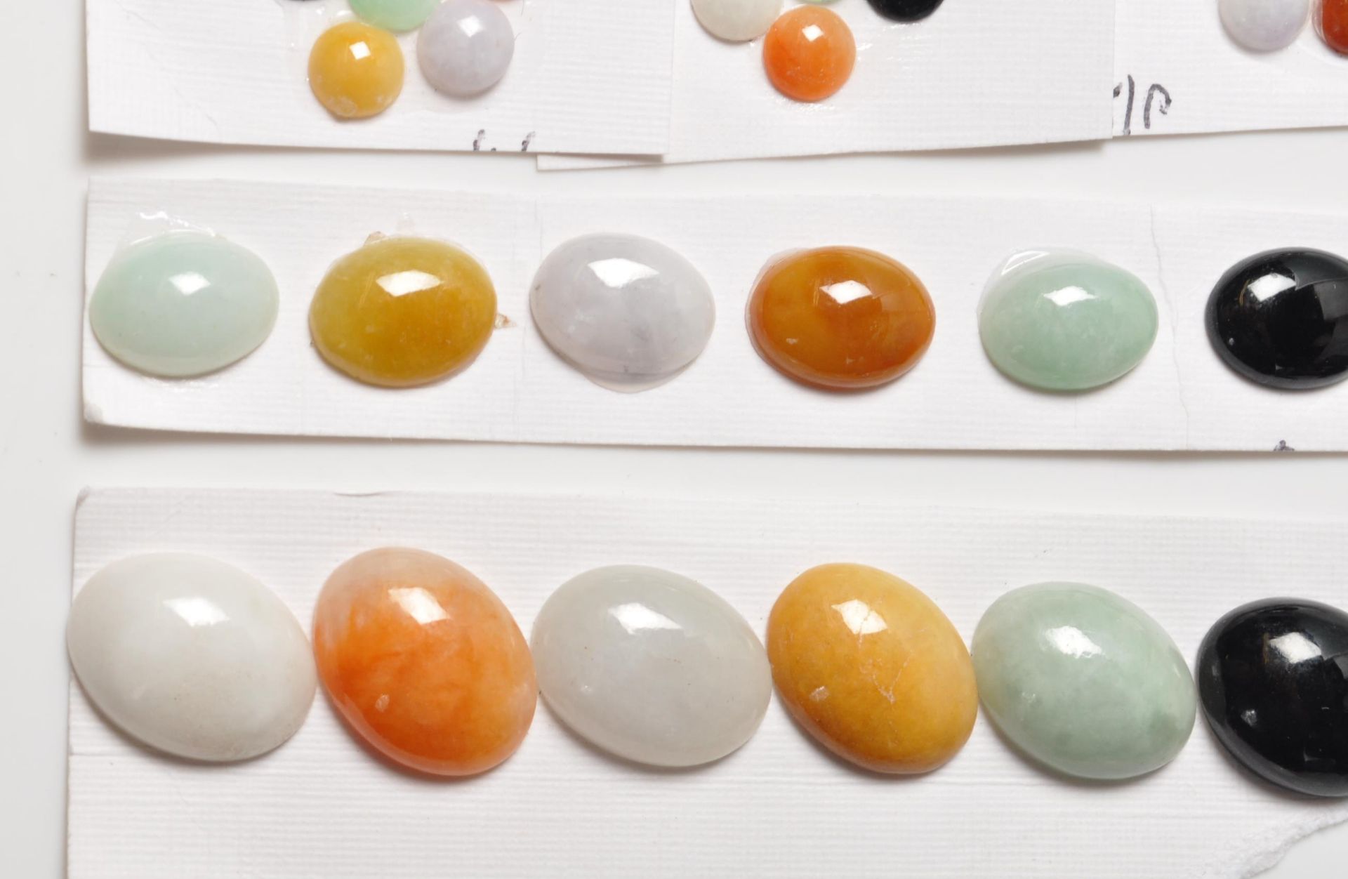 GROUP OF MIXED JADE CABOCHONS - Bild 3 aus 6