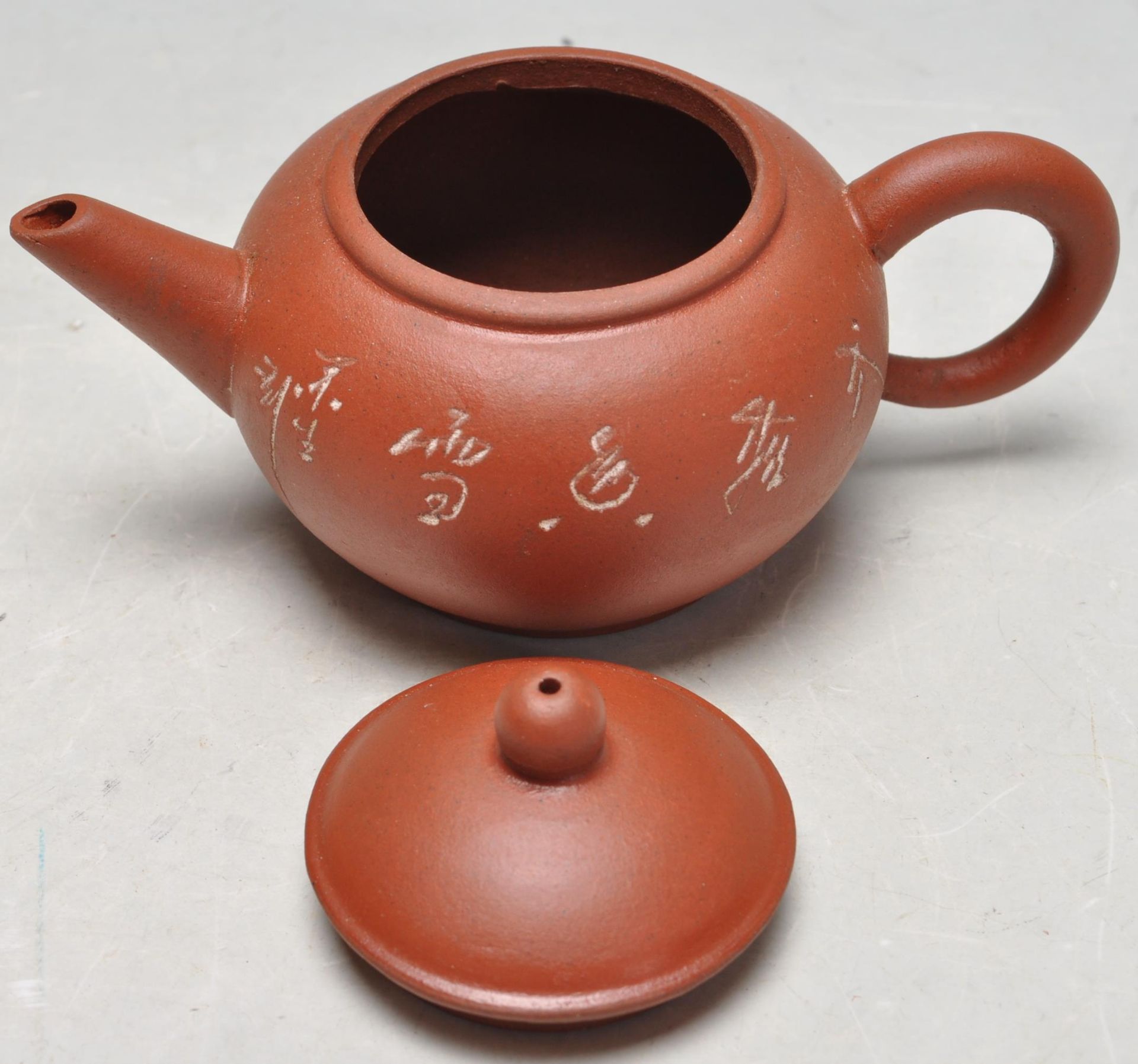 VINTAGE LATE 20TH CENTURY CHINESE YIXING ZISHA RED CLAY POTTERY - Bild 5 aus 6