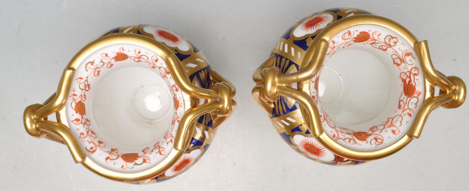 PAIR OF 19TH CENTURY VICTORIAN IMARI PATTERN VASES - Bild 4 aus 7