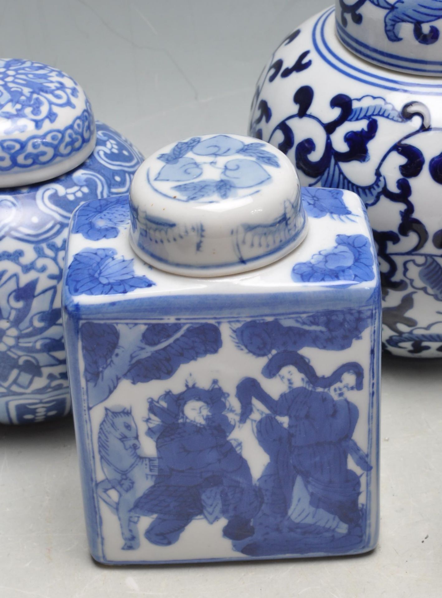 LARGE COLLECTION OF CHINESE ORIENTAL BLUE AND WHITE GINGER JARS - Bild 12 aus 13