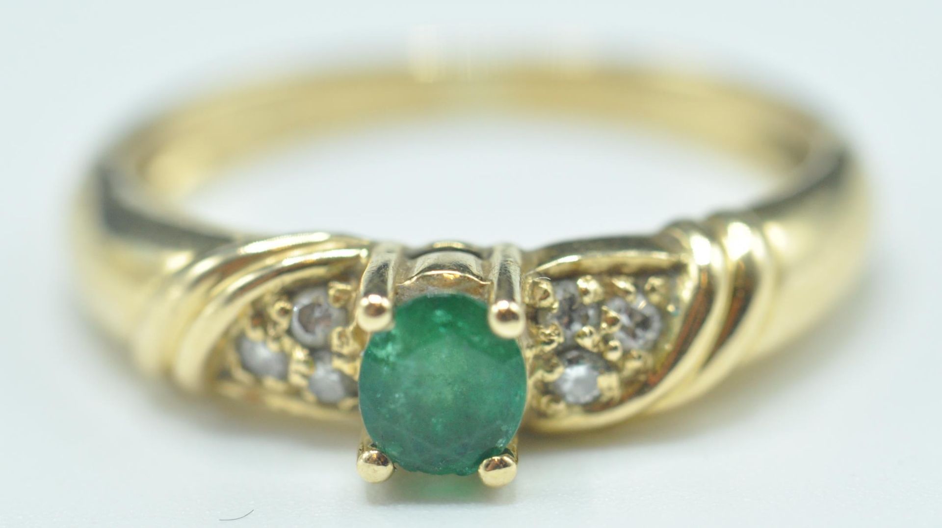 18CT GOLD EMERALD & DIAMOND RING - Bild 2 aus 6