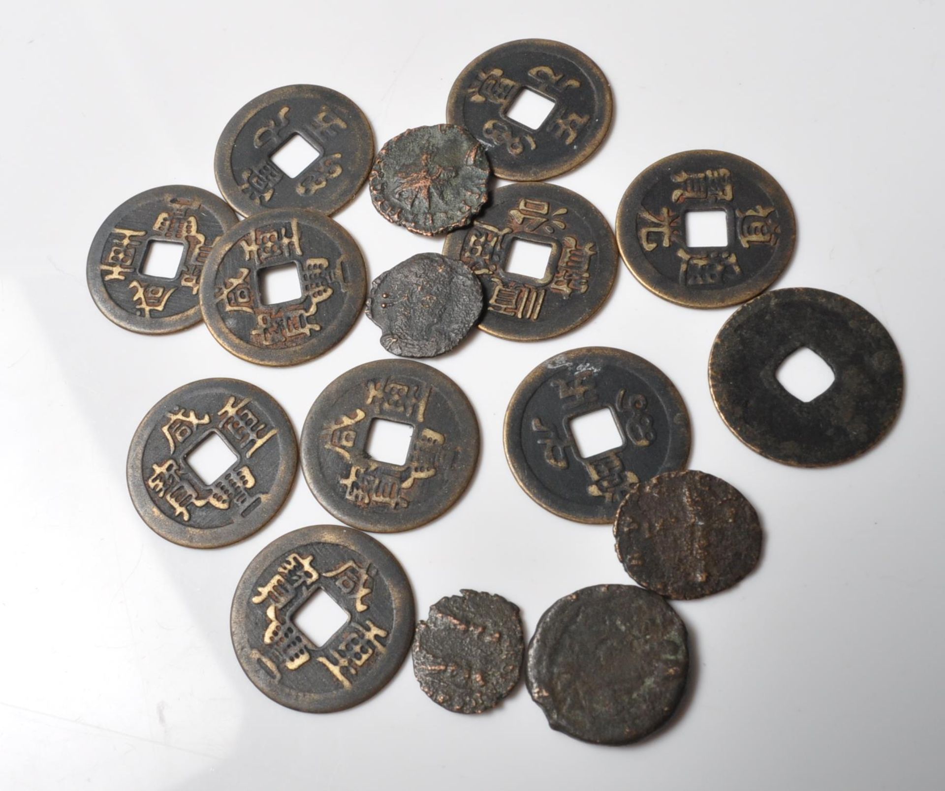 COLLECTION OF ANCIENT AND LATER ROMAN / CHINESE COINS - Bild 5 aus 8