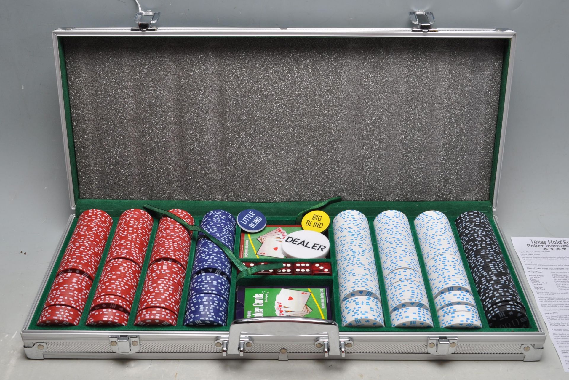 CONTEMPORARY CASINO POKER SET IN CASE