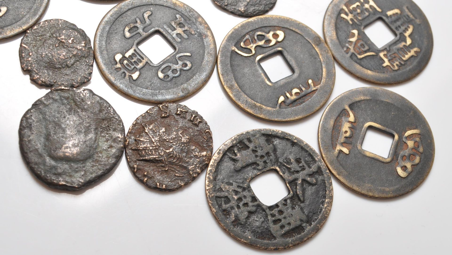 COLLECTION OF ANCIENT AND LATER ROMAN / CHINESE COINS - Bild 4 aus 8