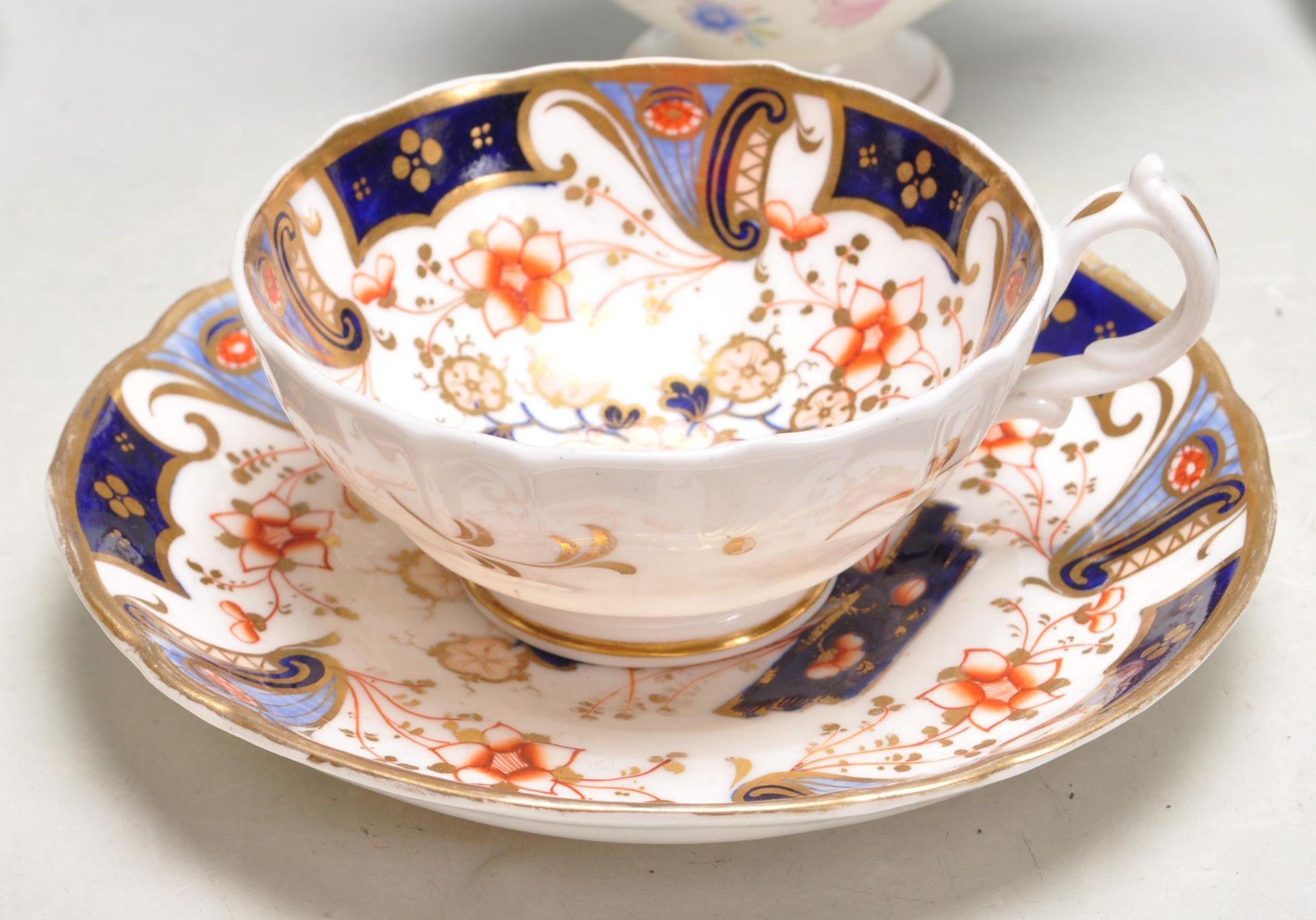 COLLECTION OF EARLY 20TH CENTURY IMARI PATTERN CABINET CERAMIC WARE TO INCLUDE CUPS AND SAUCERS - Bild 7 aus 15