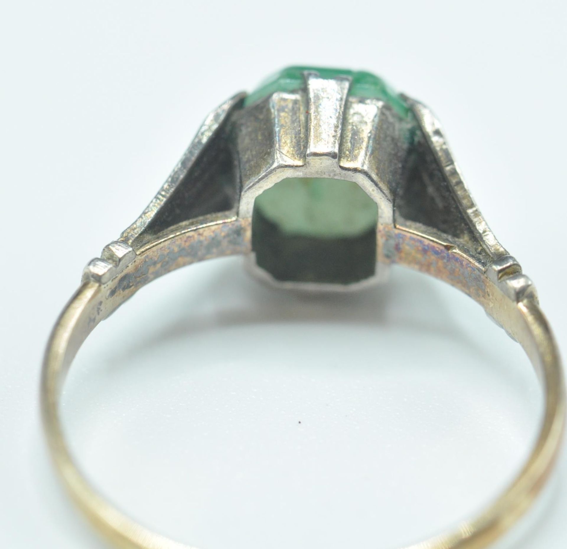 1930'S ART DECO 9CT GOLD GREEN STONE RING - Image 5 of 10
