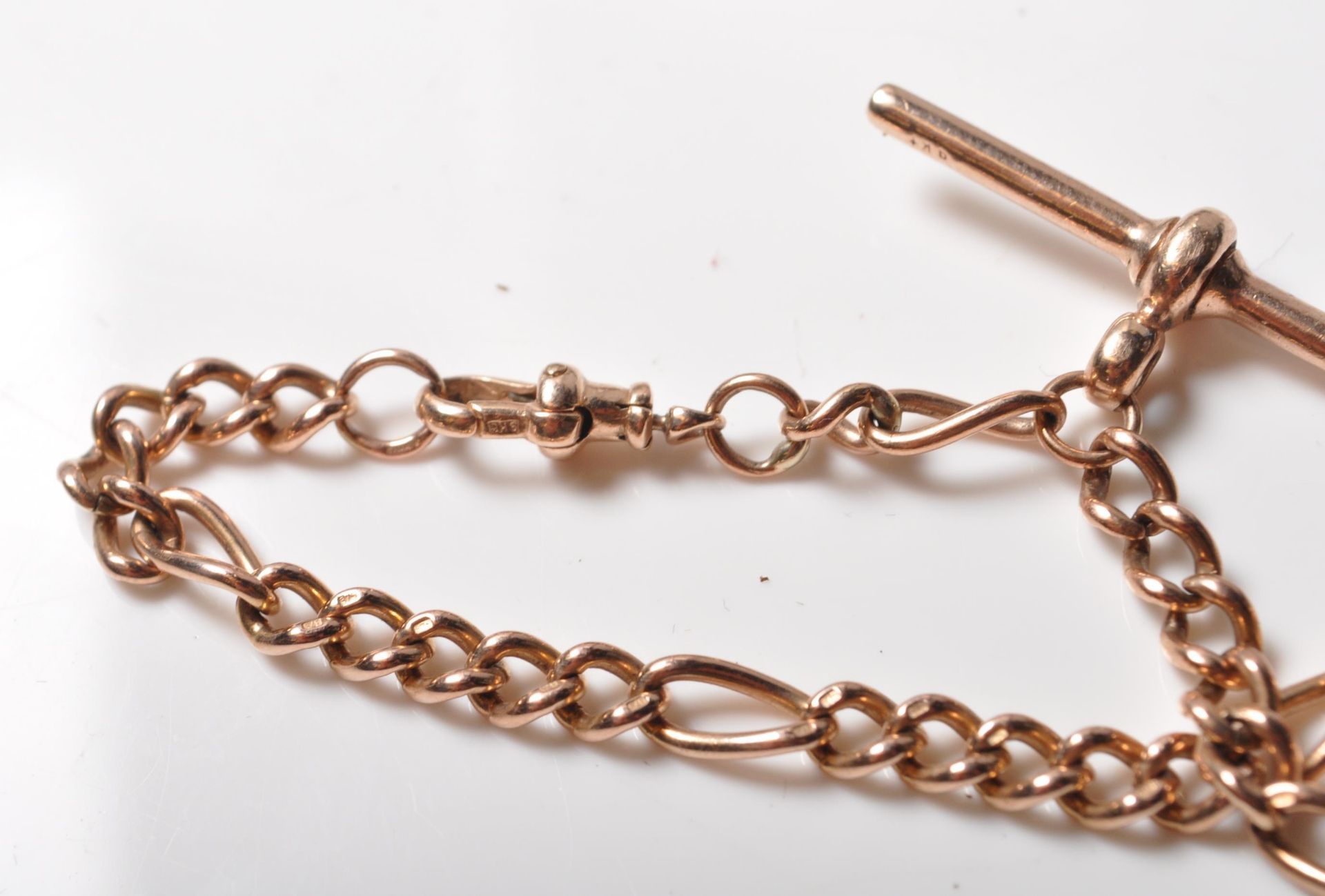 9CT GOLD FIGARO CHAIN BRACELET WITH T BAR - Image 5 of 5