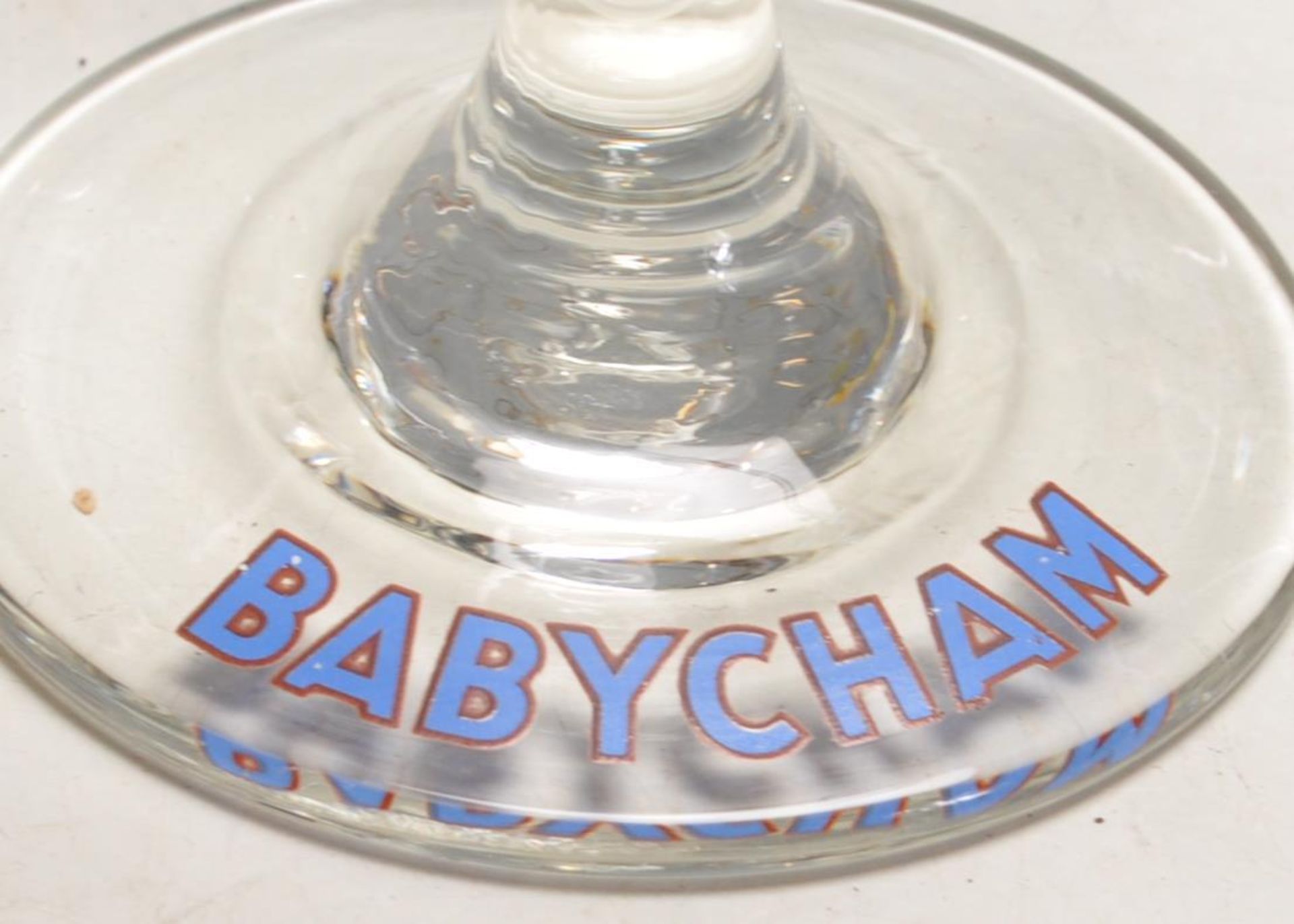 SEVEN RETRO 20TH CENTURY BABYCHAM GLASSES, LARGE ASHTRAY AND PLASTIC FIGURINE - Bild 7 aus 9