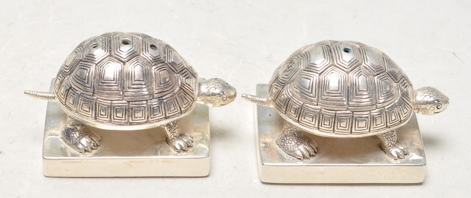 PAIR OF STAMPED .925 SILVER PLATE TORTOISE SALT AND PEPPER - Bild 2 aus 5