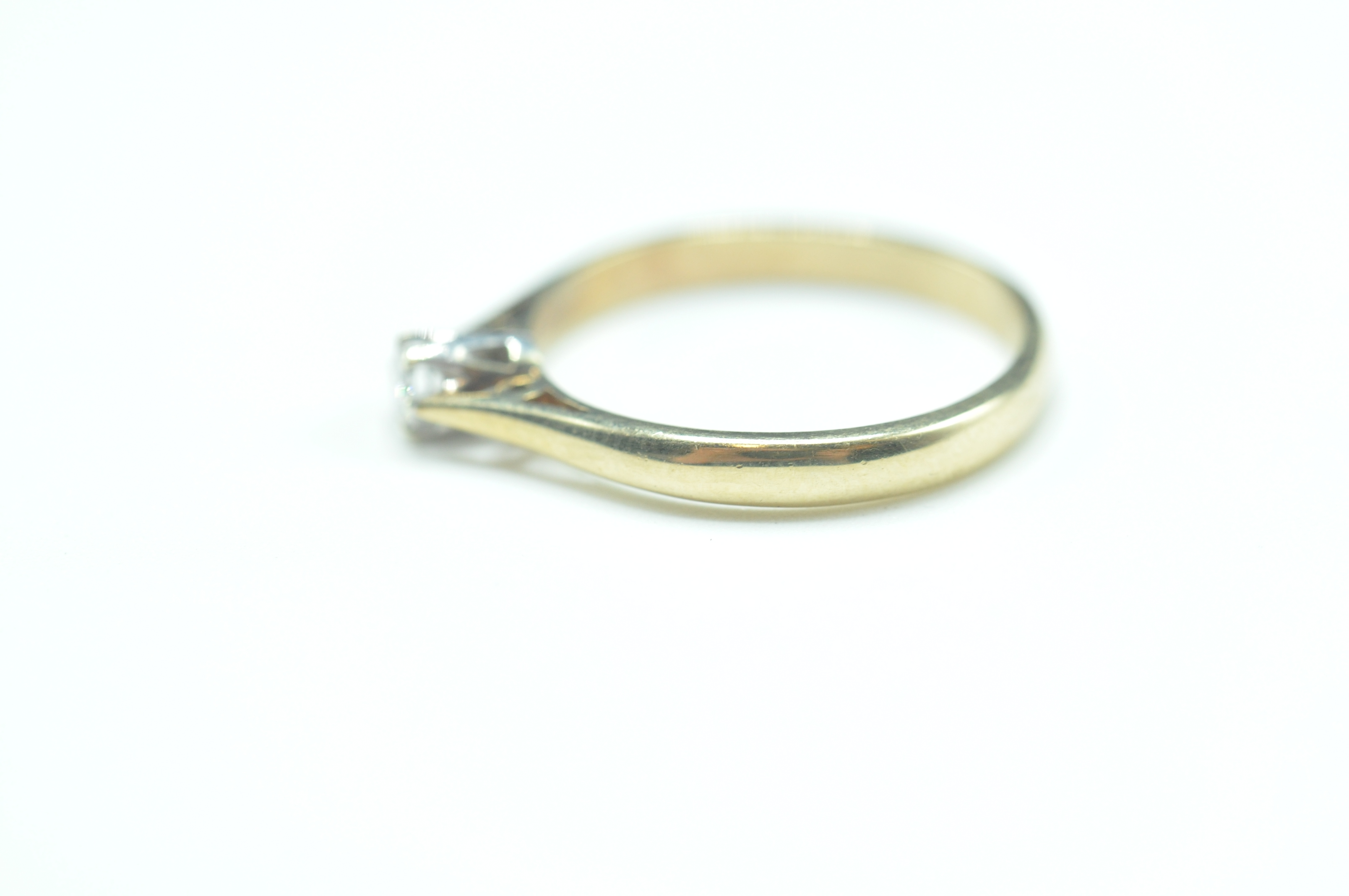 9CT GOLD AND WHITE STONE SOLITAIRE RING - Image 3 of 6