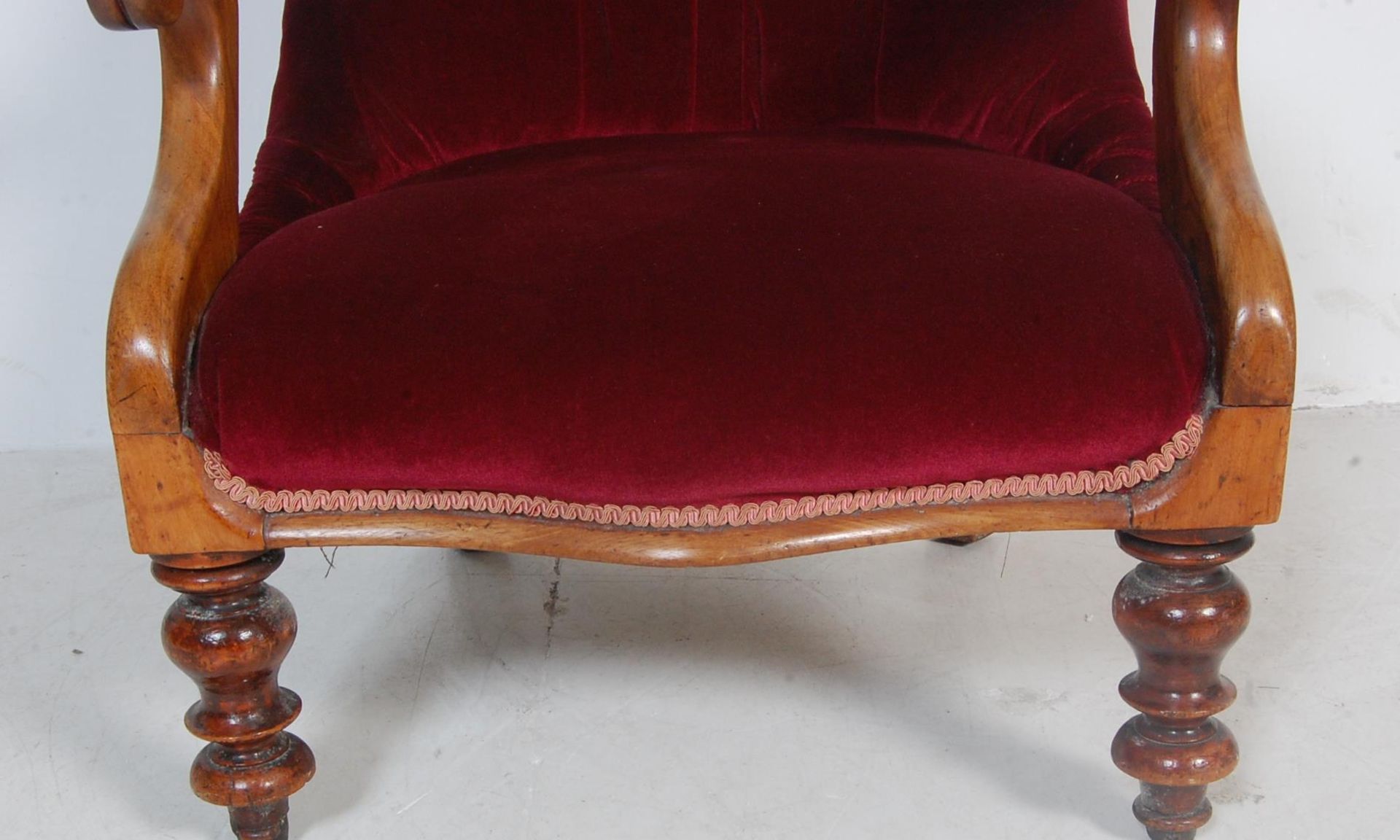 19TH CENTURY VICTORIAN MAHOGANY SPOON BACK ARMCHAIR - Bild 5 aus 8