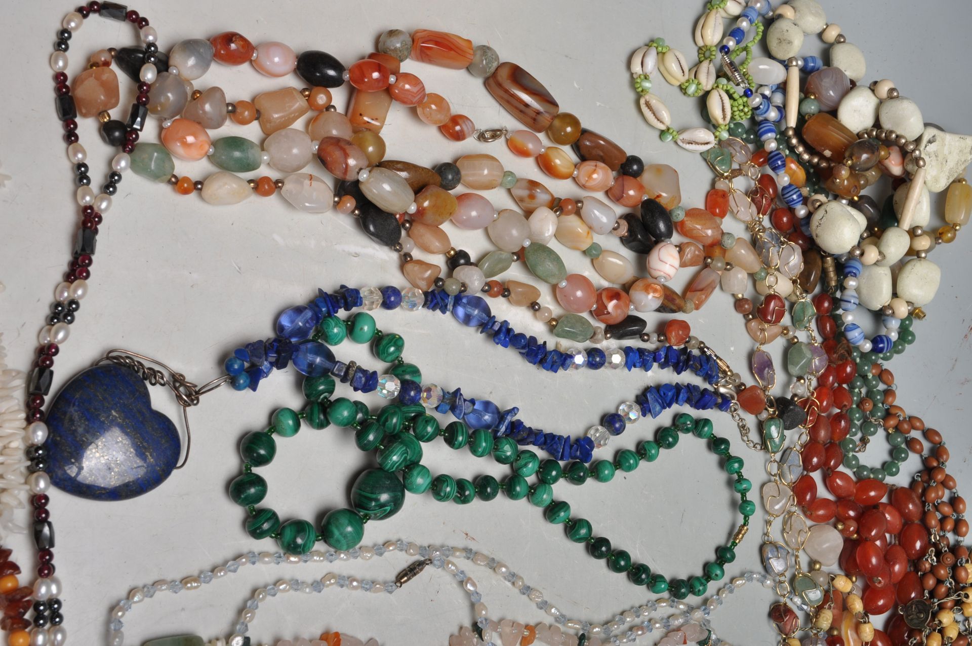 COLLECTION OF BEADED NECKLACES INCLUDING MALCHITE & PEARL - Bild 4 aus 8