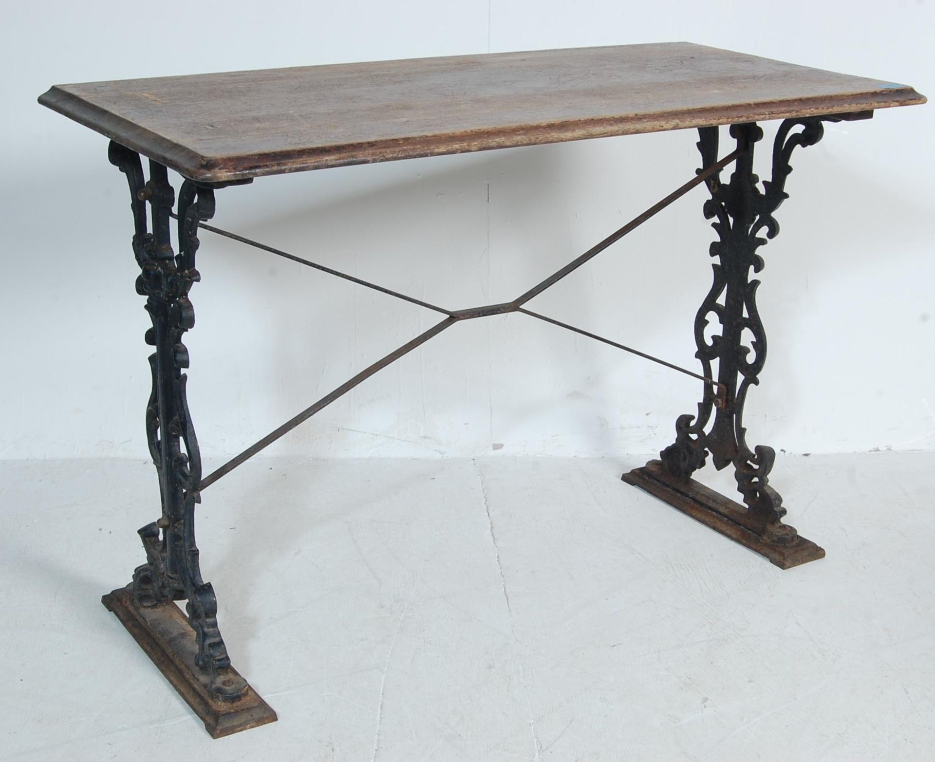 19TH CENTURY VICTORIAN CAST IRON AND WOOD GARDEN TABLE / PUB TABLE - Bild 2 aus 6