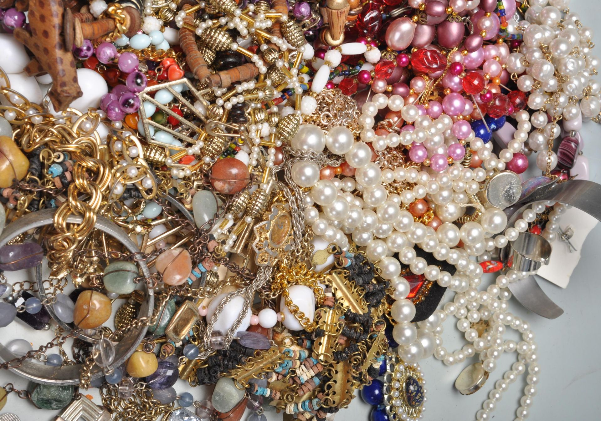 LARGE QUANTITY OF VINTAGE LATE 20TH CENTURY COSTUME JEWELLERY - Image 7 of 13