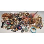 LARGE QUANTITY OF VINTAGE LATE 20TH CENTURY COSTUME JEWELLERY