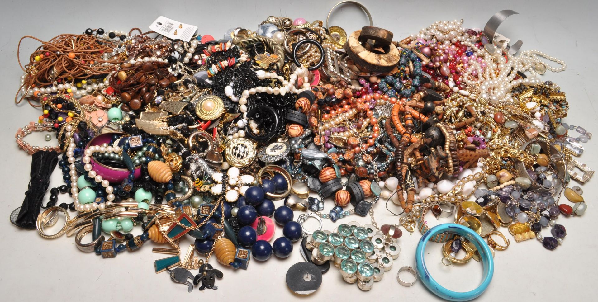 LARGE QUANTITY OF VINTAGE LATE 20TH CENTURY COSTUME JEWELLERY