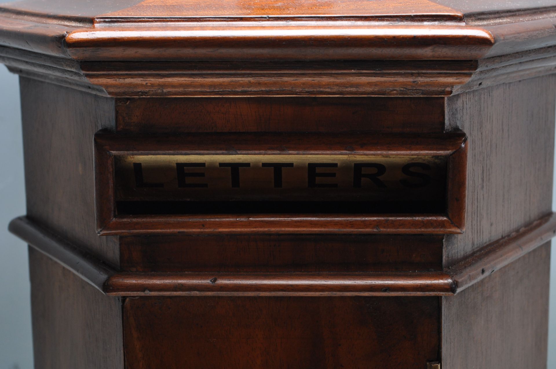 ANTIQUE VICTORIAN REVIVAL MAHOGANY POST BOX - Bild 6 aus 12