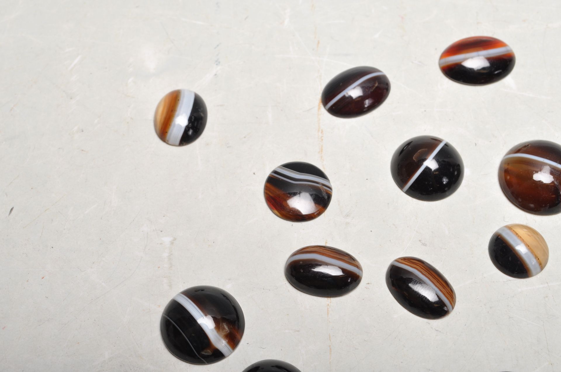 TWENTY FIVE VICTORIAN BANDED AGATE STONES - Bild 5 aus 7