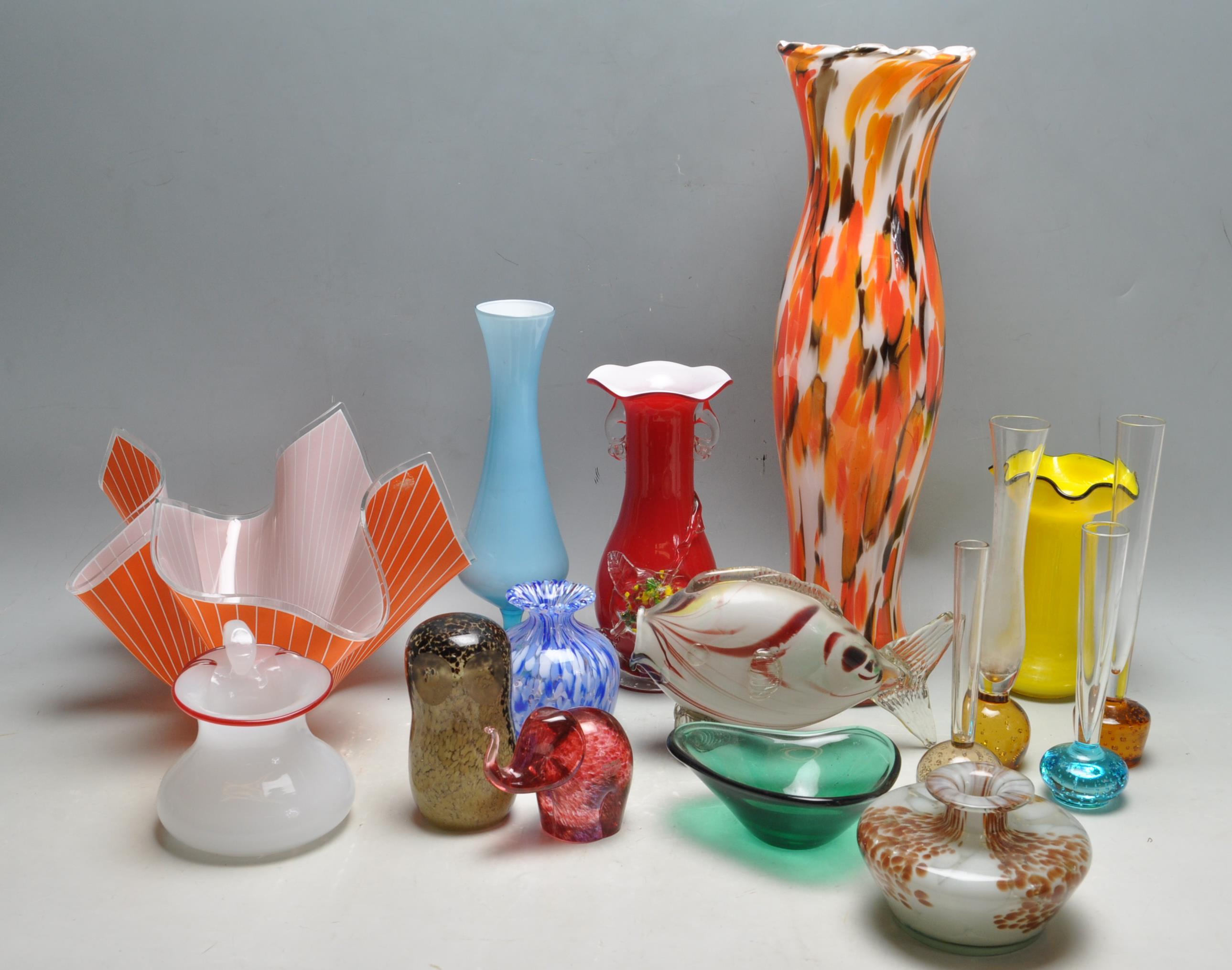 COLLECTION OF VINTAGE RETRO STUDIO ART GLASS.