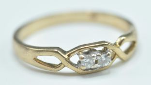 A GOLD AND DIAMOND RING