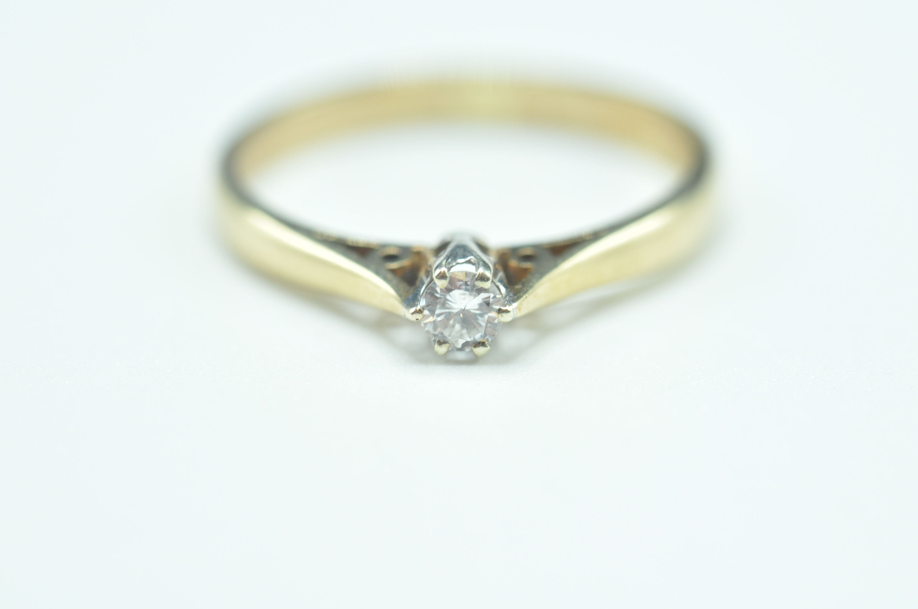 9CT GOLD AND WHITE STONE SOLITAIRE RING - Image 2 of 6