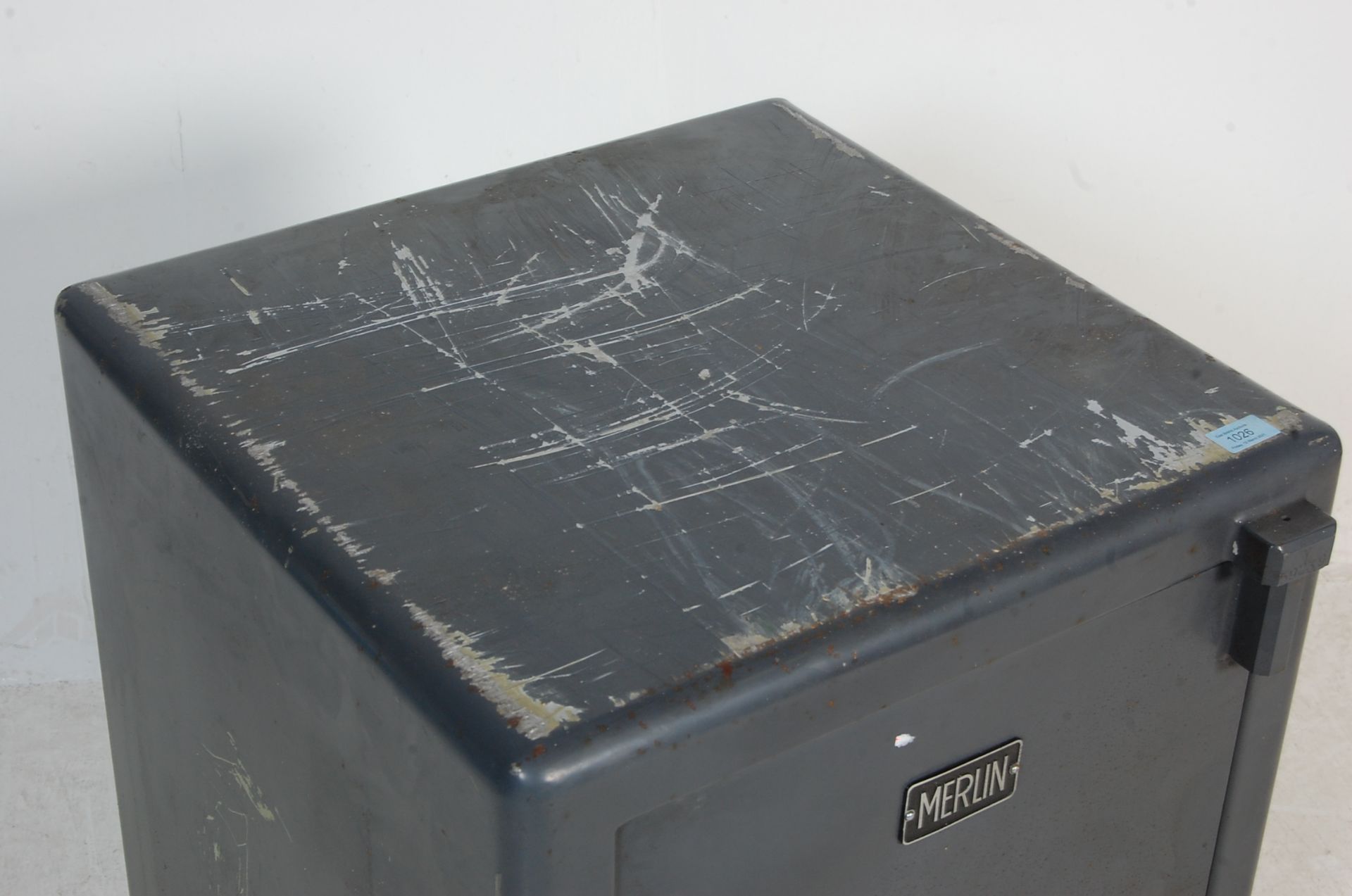 MID CENTURY INDUSTRIAL MERLIN CAST IRON SAFE - Bild 3 aus 10