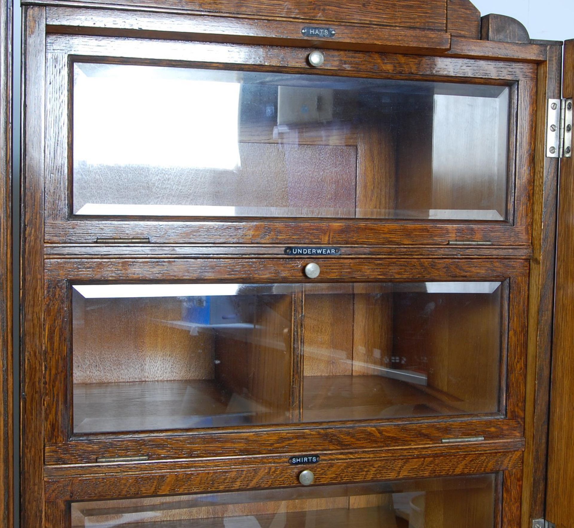 EARLY 20TH CENTURY DARK OAK FITTED DOUBLE WARDROBE - Bild 13 aus 22