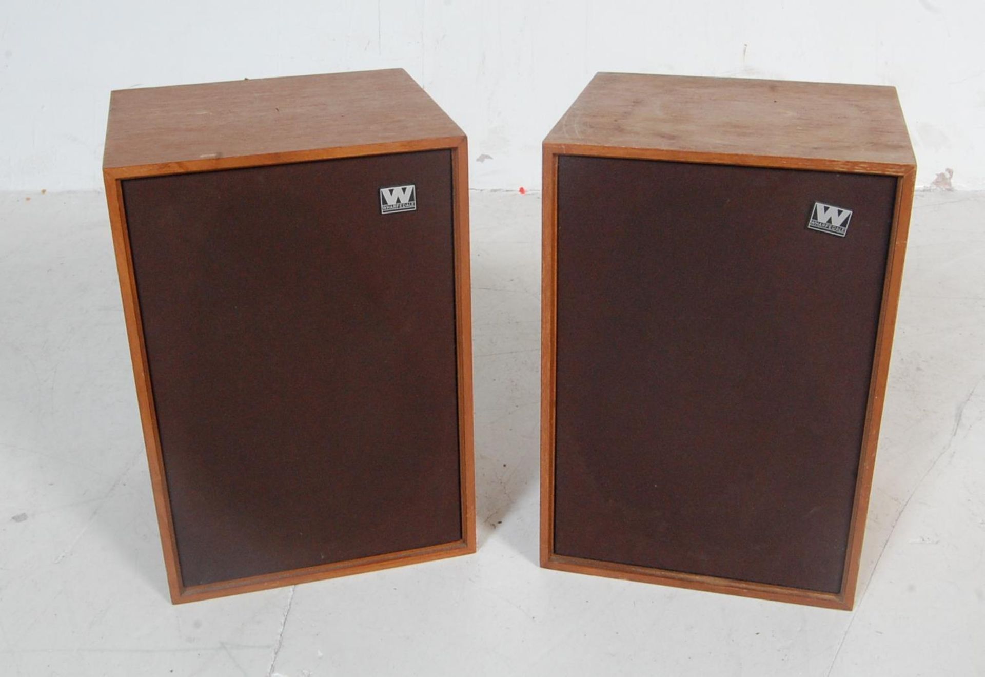 TWO VINTAGE RETRO 20TH CENTURY TEAK WOOD CASE RECORD PLAYERS AND TWO PAIRS OF SPEAKERS - Bild 20 aus 23