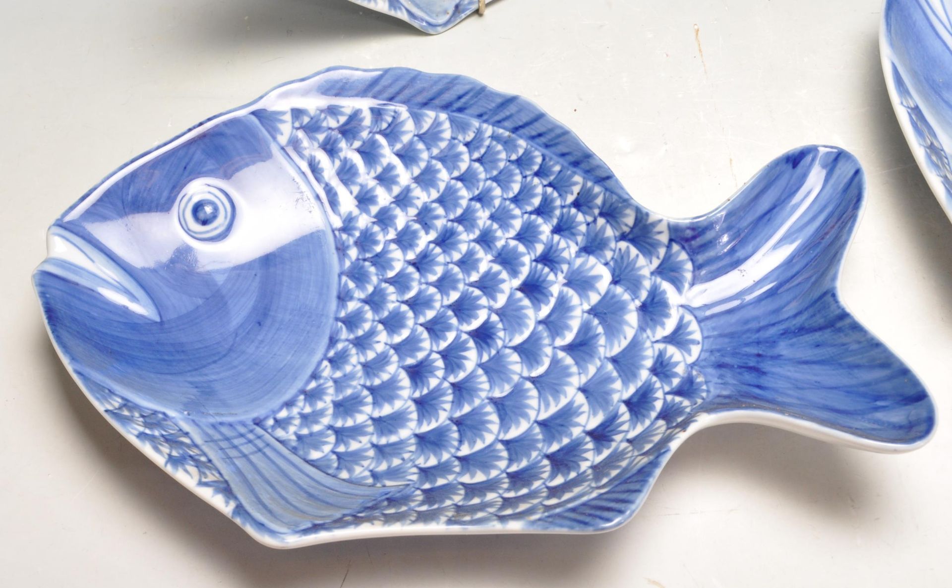 SET OF FOUR BLUE AND WHITE CHINESE FISH PLATES - Bild 2 aus 6