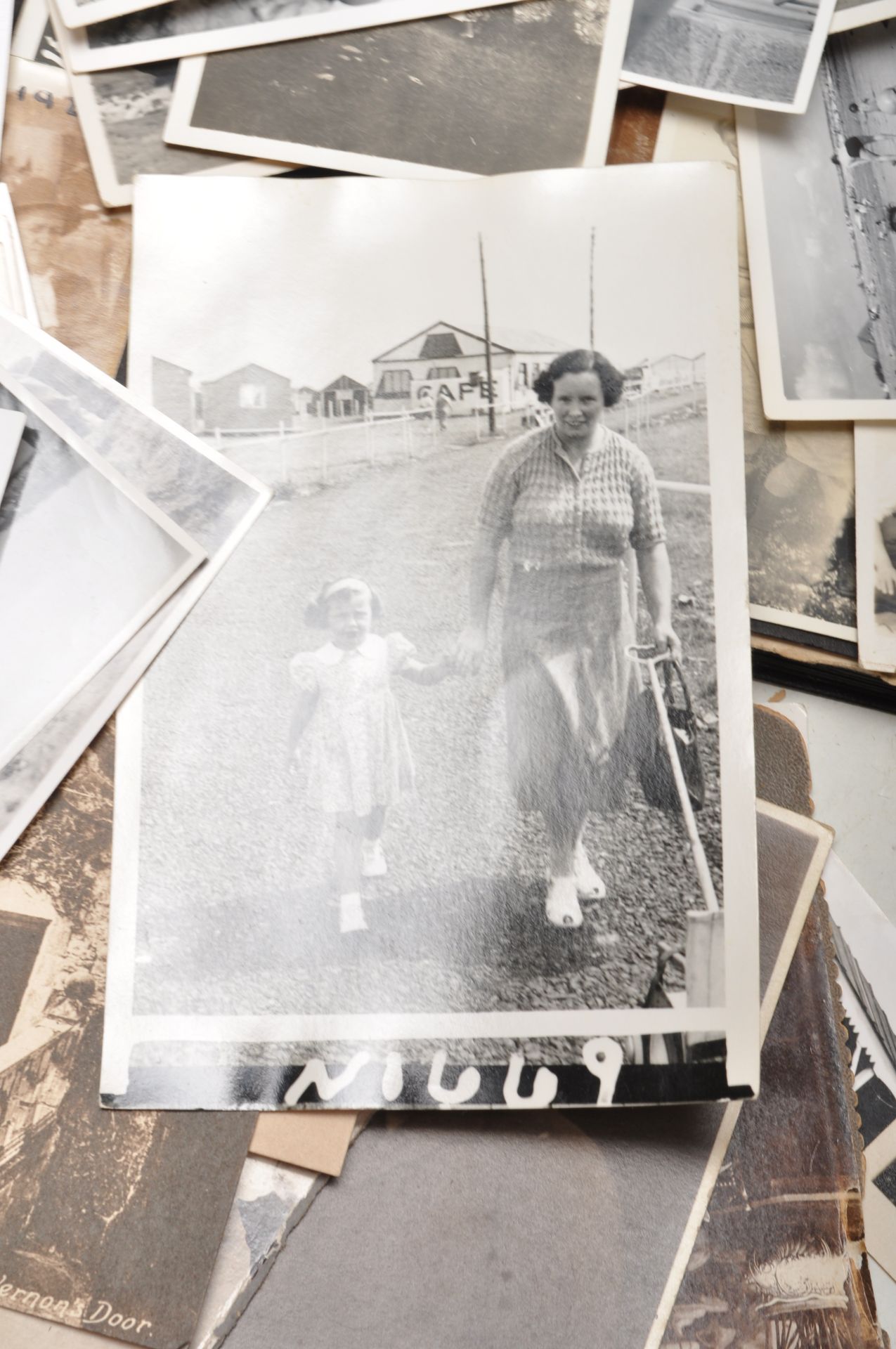 LARGE COLLECTION OF VINTAGE BLACK & WHITE FAMILY P - Bild 12 aus 22