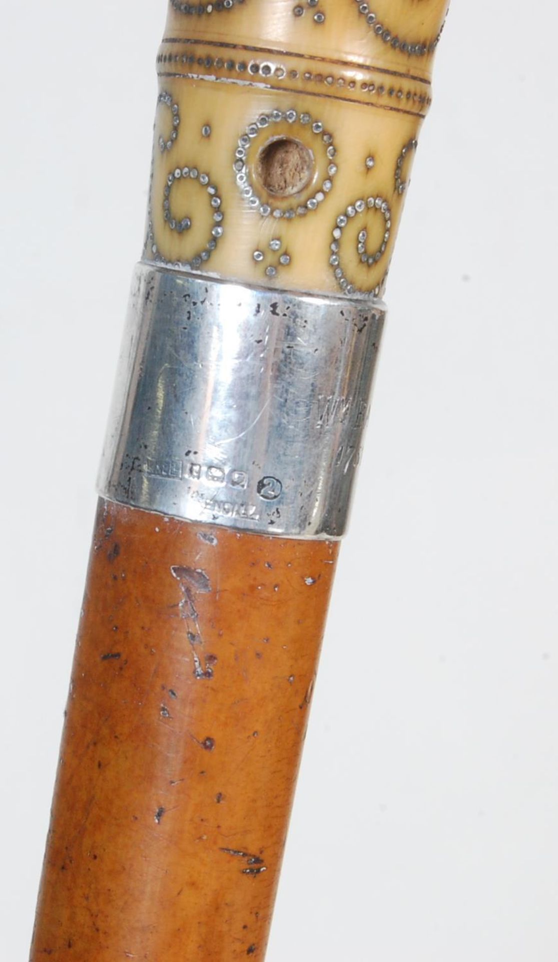 A 20TH CENTURY MALACCA AND BONE WALKING STICK WITH HALLMARKED SILVER COLLAR. - Bild 5 aus 7