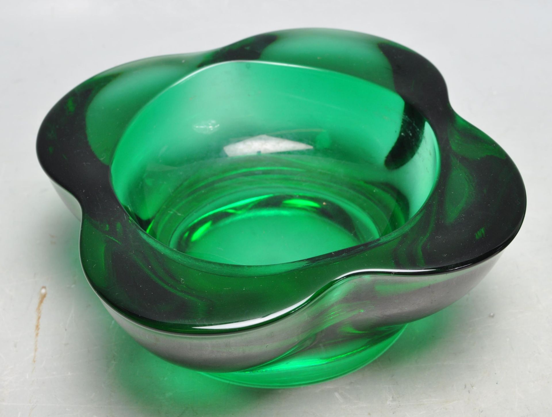 PAIR OF VINTAGE RETRO 1960S STUDIO ART GLASS BOWLS IN THE MANNER OF WHITEFRIARS. - Bild 4 aus 6